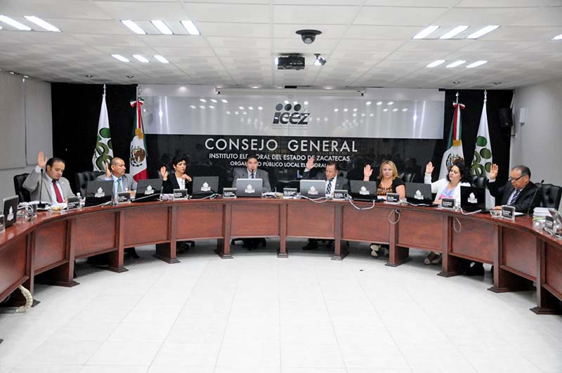 Aspectos de la sesión del Consejo General del IEEZ ■ FOTOS: LA JORNADA ZACATECAS