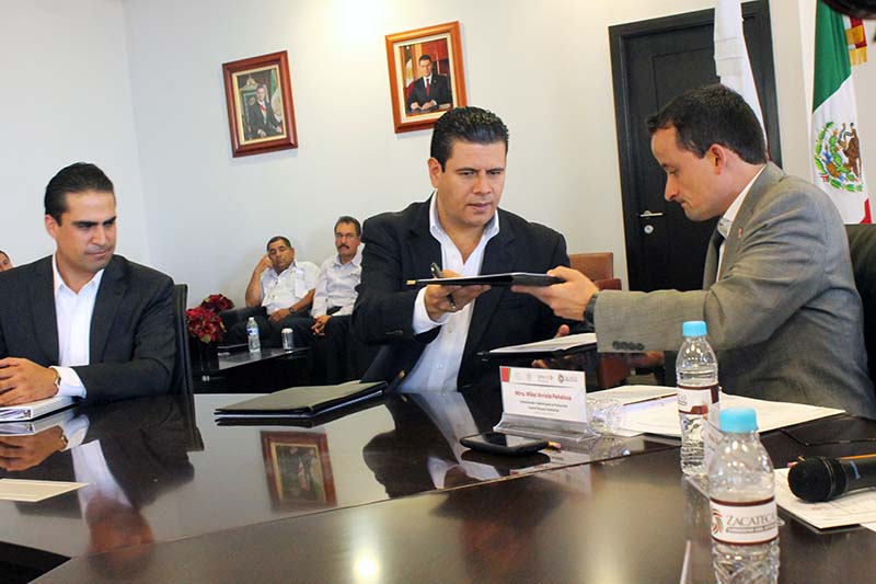 Miguel Alonso Reyes y Mikel Andoni Arriola Peñalosa, titular de la Cofepris, durante la firma del convenio ■ FOTO: RAFAEL DE SANTIAGO