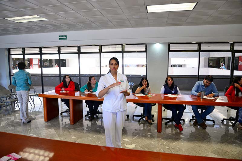 Personal de la Clínica de Colposcopía de los Servicios de Salud de Zacatecas, durante las exposiciones ■ foto: LA JORNADA ZACATECAS