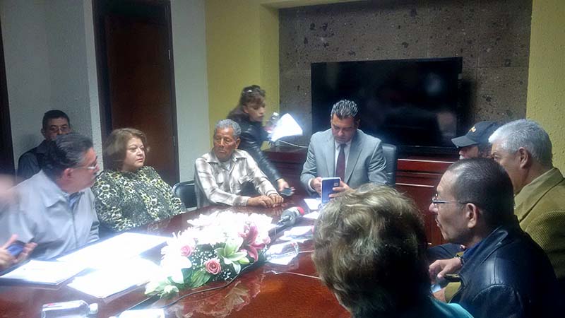 Integrantes de la asociación civil de Pensionados y Jubilados del Issstezac fueron atendidos por el diputado José Luis Figueroa ■ FOTO: ALMA TAPIA