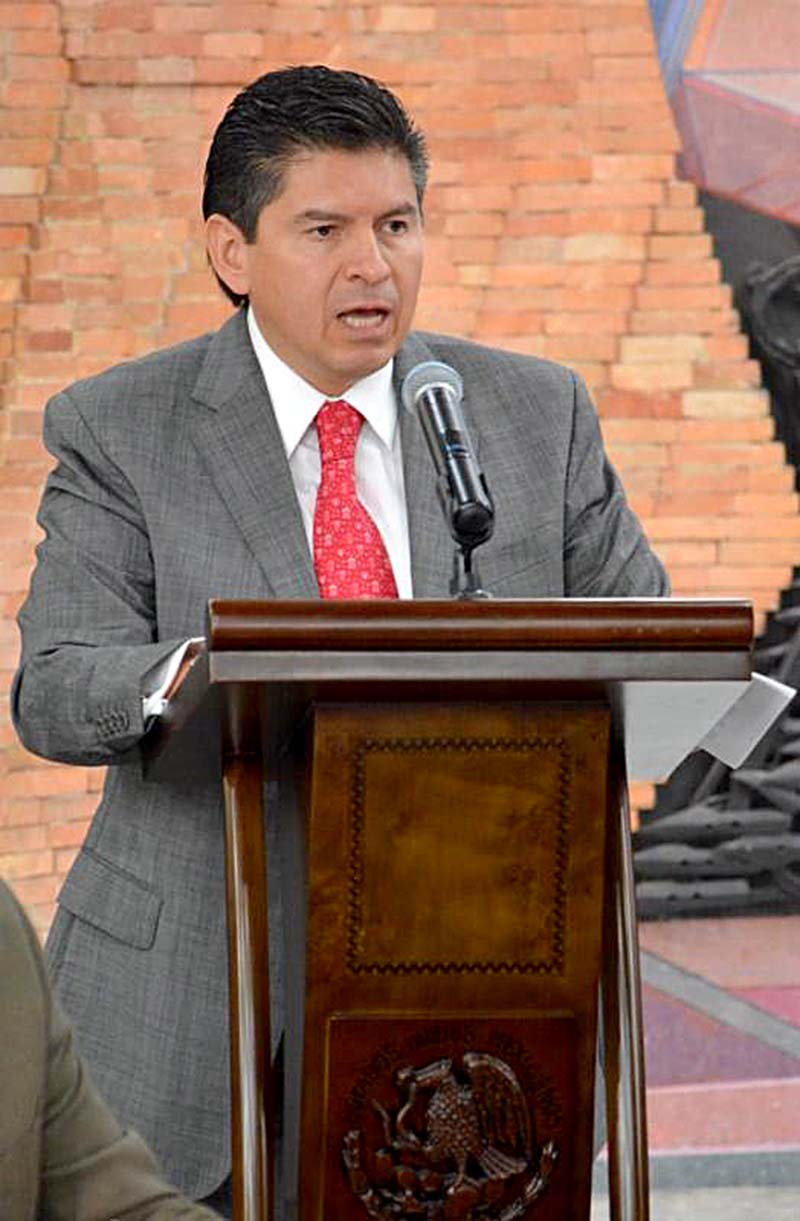 Recibe la Sefin peticiones de alcaldías para apoyo ante el cierre del ejercicio 2015. En la imagen, el secretario de Finanzas ■ FOTO: LA JORNADA ZACATECAS