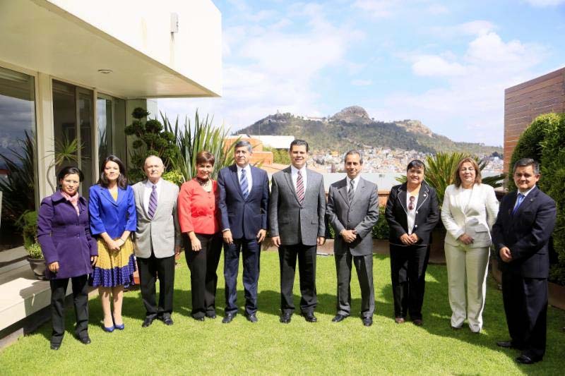 En la Casa de Gobierno, Miguel Alonso Reyes se reunió con Ricardo Sepúlveda Iguiniz, director de Política Pública de Derechos Humanos de la Secretaría de Gobernación, representantes de los tres órdenes de gobierno y la sociedad civil ■ FOTO: LA JORNADA ZACATECAS