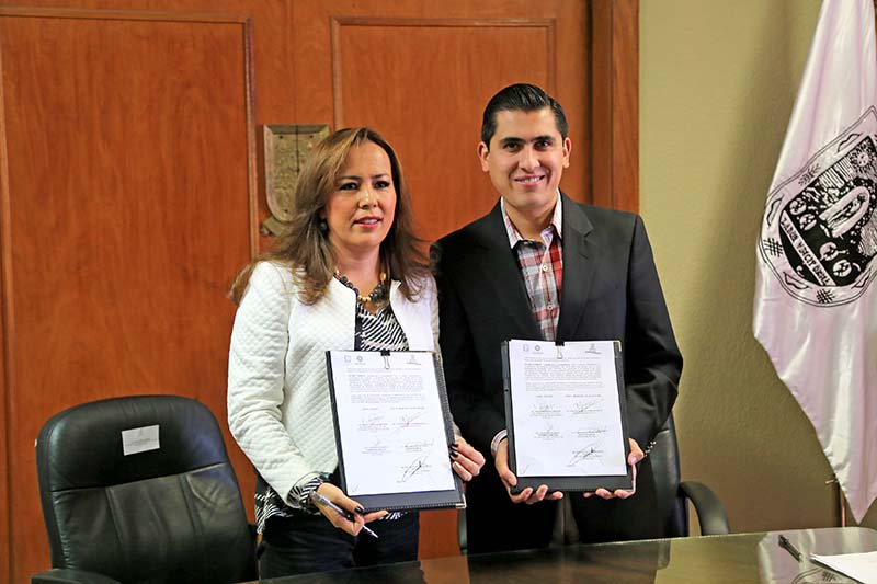 El alcalde capitalino Carlos Peña y Nancy Espinosa, responsable del Secretariado Ejecutivo del Sistema Estatal de Seguridad Pública, firmaron convenio para implementar el dispositivo ■ FOTO: LA JORNADA ZACATECAS
