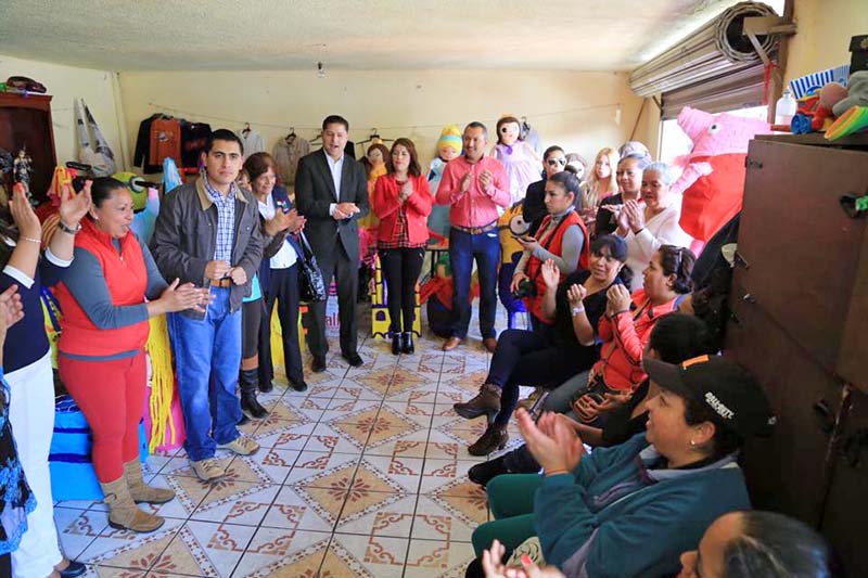 Clausuraron autoridades municipales este viernes taller de elaboración de piñatas, en el que participaron 22 mujeres ■ foto: la jornada zacatecas