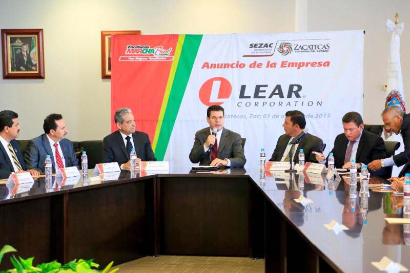 Aspecto del anuncio por parte de autoridades estatales y representantes de la empresa Lear Corporation, de la futura construcción de una nave industrial en El Mineral ■ FOTO: LA JORNADA ZACATECAS
