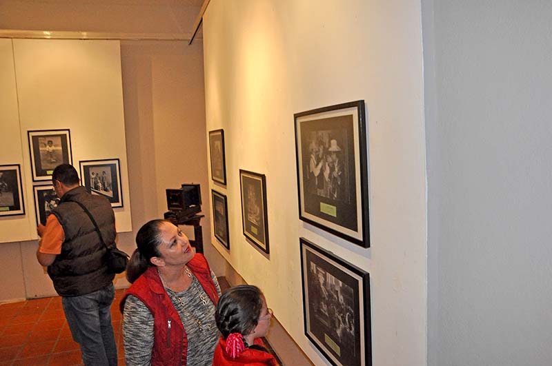 Los asistentes advierten una complicidad entre modelos y fotógrafo, resultando imágenes de una gran franqueza ■ foto: la jornada zacatecas