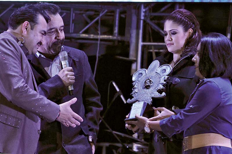 Entrega de reconocimiento a los grupos participantes por parte del alcalde de Villanueva, Miguel Torres ■ FOTO: LA JORNADA ZACATECAS