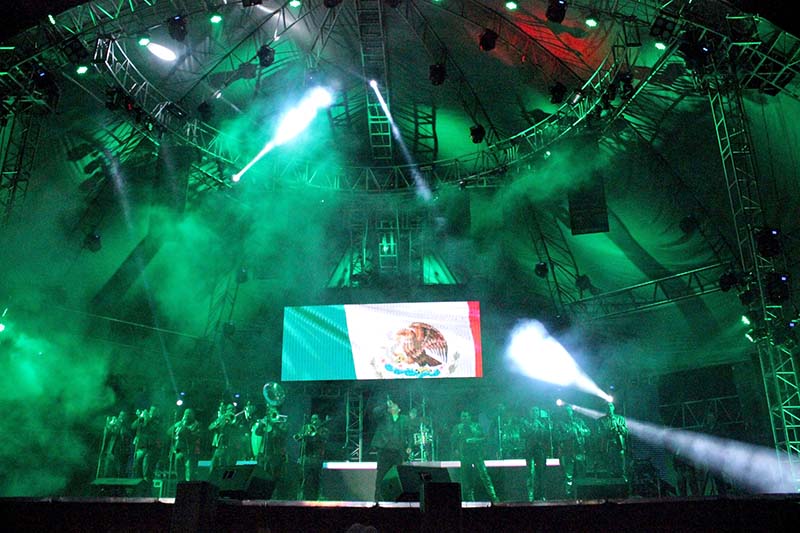 Los integrantes de la agrupación musical que acompaña al cantante hicieron vibrar a los villanovenses, por más de 2 horas ■ foto: LA JORADA ZACATECAS