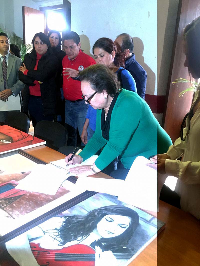 Aspecto de la firma de acuerdo entre la aún directora de Desarrollo Artesanal y el sindicato ■ foto: la jornada zacatecas
