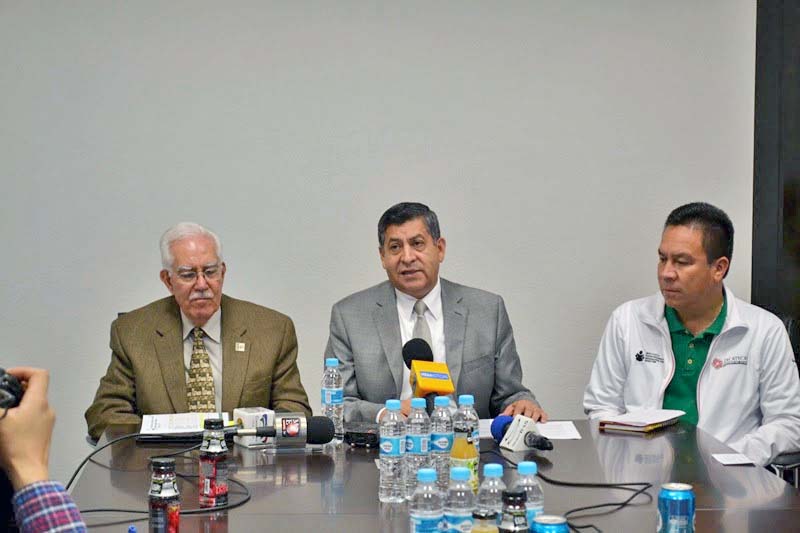 El director del Banco de Alimentos, Luis Antonio Martínez, y el secretario general de Gobierno, Jaime Santoyo, dieron a conocer detalles de la celebración ■ FOTO: LA JORNADA ZACATECAS