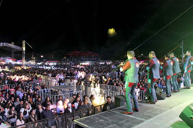 Presentación de la Banda Los Recoditos en el escenario ferial ■ FOTO: LA JORNADA ZACATECAS