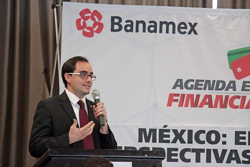Raúl Alejandro Rodríguez Martínez, economista del Departamento de Estudios Económicos de Banamex, impartió la conferencia México: Entornos y Perspectivas Económicas ■ foto: ernesto moreno