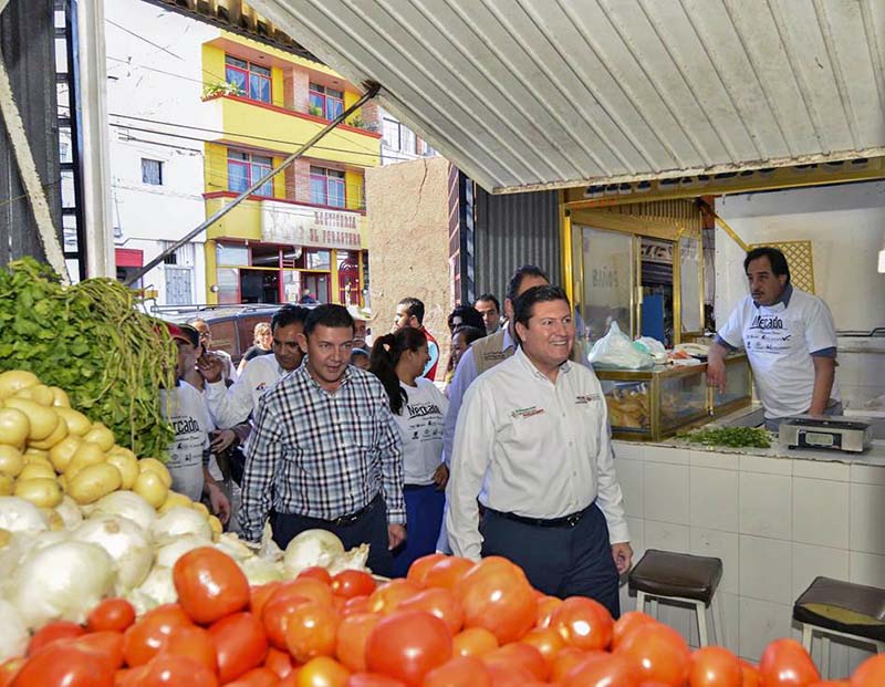 Con la iniciativa se busca la reactivación económica de los puestos y locales ubicados en los mercados ■ fotos: la jornada zacatecas