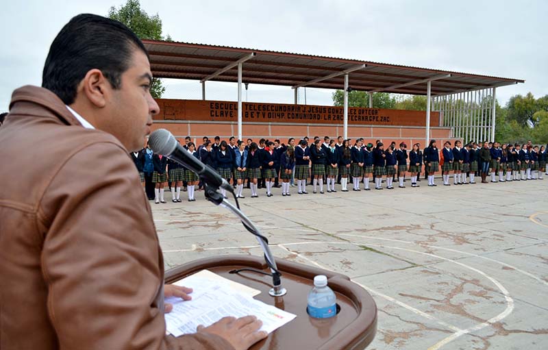 El alcalde de Guadalupe, Roberto Luévano, durante el mensaje dirigido a los estudiantes ■ FOTO: LA JORNADA ZACATECAS