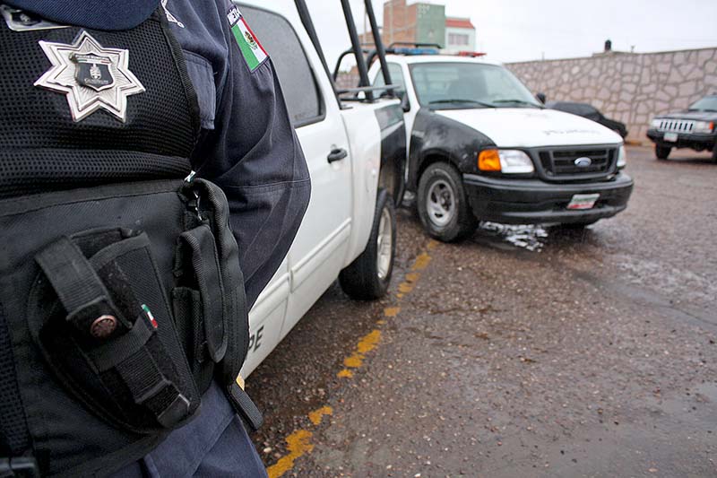 Este jueves fueron detenidos dos policías municipales de Guadalupe, quienes fueron presentados ante el MP para seguir un proceso de investigación. Trascendió que los agentes están presuntamente involucrados en un caso de secuestro. Por otra parte, tres ganaderos fresnillenses fueron asesinados cuando se dirigían a Piedras Negras, Coahuila ■ FOTO: LA JORNADA ZACATECAS