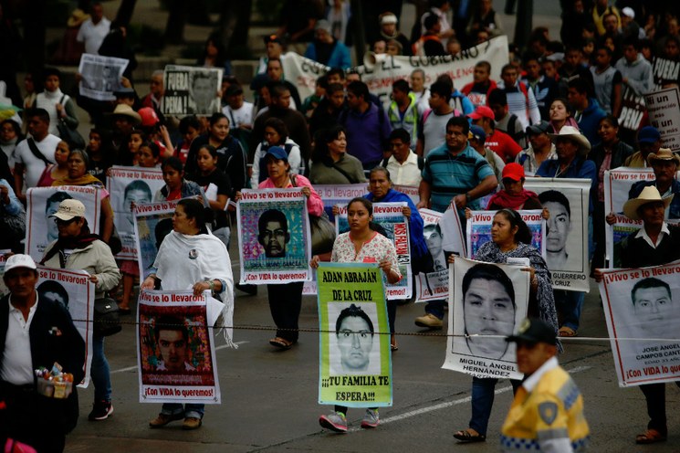 Marcha en la ciudad de México el 26 de octubre, a 13 meses de la desaparición de 43 normalistas de Ayotzinapa. Foto Carlos Ramos Mamahua