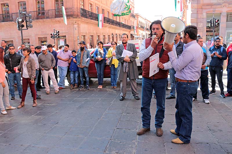El pasado 29 de septiembre, integrantes del Spauaz bloquearon la avenida Hidalgo, en la capital, para exigir el pago de prestaciones ■ FOTO: ERNESTO MORENO