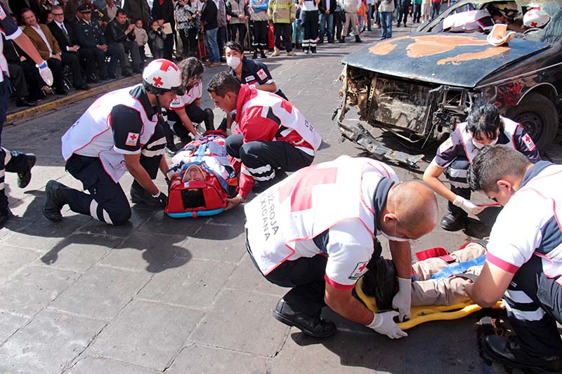 Con el objetivo de concientizar a la población sobre las consecuencias de un accidente, fue realizado un simulacro frente a la Casa Municipal de Cultura de Zacatecas ■ FOTOS: ERNESTO MORENO