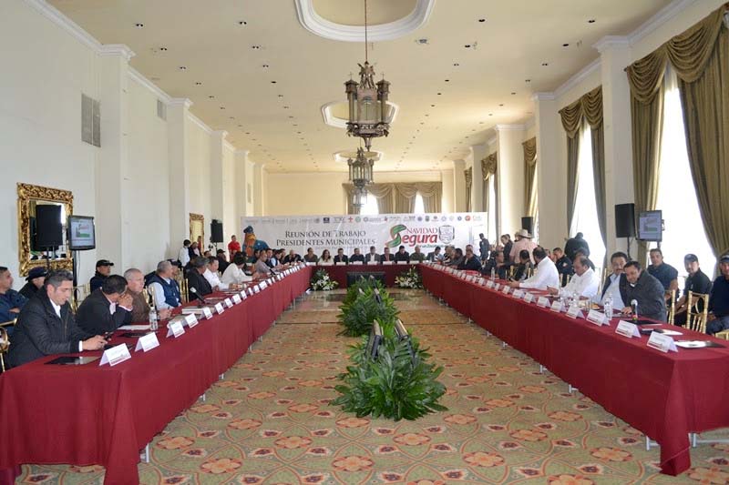 Estuvieron reunidos los alcaldes con autoridades del ramo de Seguridad con miras a trabajar en la integridad de los zacatecanos ■ FOTO: LA JORNADA ZACATECAS