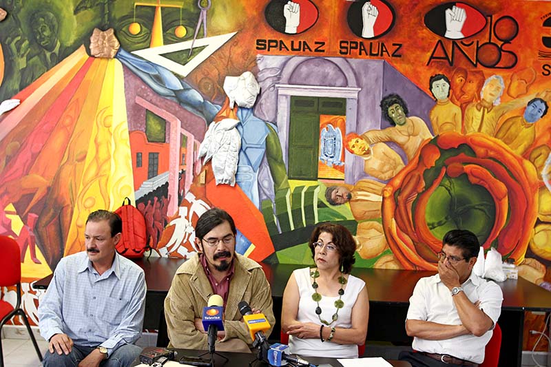 Alberto Vélez (izquierda) y algunos profesores afectados, en conferencia de pensa ■ FOTO: ANDRÉS SÁNCHEZ