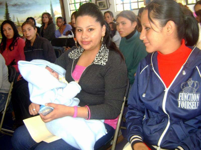 En bachillerato, son 238 las jóvenes embarazadas o madres jóvenes, de 32 de municipios, que continúan sus estudios con una beca ■ FOTO: LA JORNADA ZACATECAS