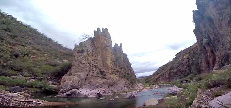 Panorámica del sitio donde se prevé construir la presa, en Jiménez del Teul ■ FOTO: MIGUEL ÁNGEL NÚÑEZ