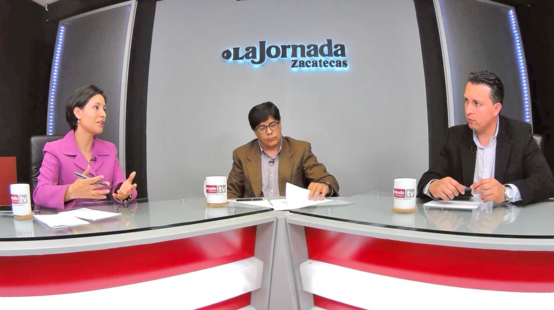 Para garantizar que haya una aplicación real de políticas públicas que garanticen y respeten los derechos humanos en el país se requiere la conformación de un organismo autónomo de evaluación del actuar de las autoridades gubernamentales, así como de vigilancia de las acciones que realizan las comisiones estatales de derechos humanos. En esta necesidad coincidieron la coordinadora de los Foros Estatales de Derechos Humanos, María de la Luz Domínguez, y el docente investigador de la Universidad Autónoma de Zacatecas (UAZ), Marco Torres Inguanzo, durante el programa Synergia, transmitido a través de La Jornada Zacatecas TV y conducido por Raymundo Cárdenas Vargas, director de La Jornada Zacatecas. El académico comentó que su propuesta consiste en conformar un “órgano evaluador” que tenga como función analizar el desempeño de las políticas públicas con una perspectiva de derechos humanos y que pueda señalarle al Ejecutivo en qué se están cometiendo fallas, lo que provoca que no se estén alcanzando los objetivos marcados. Inclusive, añadió la funcionaria estatal María de la Luz Domínguez, este mismo organismo debería tener la facultad de revisar el actuar de las comisiones estatales encargadas de los derechos humanos; es decir, podría ser un ente nacional, objetivo e imparcial. Reconoció que hasta ahora este tema no ha sido abordado adecuadamente en México y los organismos estatales no han tenido los medios para que sus planteamientos de mejora hacia las autoridades sean obligatorios. En este sentido, expuso que por ejemplo en Zacatecas nunca ha sido sancionado ningún servidor público por haber incumplido una recomendación de la comisión local. Esto, agregó, debido a que no son señalamientos “vinculatorios y no tienen más allá de efectos jurídicos de señalar que hizo mal, pero no hay sanción específica”. En este punto coincidió el académico Torres Inguanzo al exponer que en las comisiones estatales “no está ocurriendo nada importante”, aparte de lo que realiza la del Distrito Federal que ha llevado a cabo investigaciones y análisis de grupos vulnerables. Por ello, apuntó que es necesario impulsar un “arreglo institucional” para que estos órganos tengan instrumentos que puedan obligar a los gobiernos a cumplir sus recomendaciones. El principal problema que advirtió el docente de la UAZ en materia de derechos humanos es que no existen diagnósticos reales de la situación que se vive en el país en esta materia; no hay indicadores certeros ni bases que ayuden a hacer comparaciones y ver así avances y retrocesos que puedan tenerse. En el caso de Zacatecas, señaló, “haz de cuenta que no existe la comisión estatal” puesto que no tiene informes temáticos ni estudios de grupos vulnerables, sino únicamente hay registros de quejas; “no ha hecho esfuerzos al respecto”, concluyó. Para tratar de revertir esta situación, añadió por su parte Luz Domínguez, se están llevando a cabo los foros con la ciudadanía en los municipios, como el que tendrá lugar este martes por la mañana en la Casa de Cultura de Zacatecas. Estos encuentros, explicó, tiene como objetivo que la sociedad plantee las problemáticas que ve en este ámbito y se planten soluciones, de forma que puedan incluirse la perspectiva de los derechos humanos de manera transversal en las políticas públicas estatales. Además, comentó, este trabajo se complementa con encuestas que han sido aplicadas por la UAZ en materia de conocimientos y percepción sobre este tema. Al respecto, advirtió que también se han dado cuenta de que hay mucho desconocimiento sobre la materia, puesto que en la mayoría de las ocasiones la ciudadanía relaciona los derechos humanos con la defensa de los delincuentes frente a un abuso policial. Por otro lado, Torres Inguanzo señaló que en Zacatecas se requiere un programa que vigile y esté observando la acción gubernamental, de forma que se evalúa de manera técnica el desempeño en materia de derechos humanos. En ese tenor, Luz Domínguez ahondó en el hecho de que es necesario también una sociedad más organizada que participe en esta vigilancia y que pueda exigir a los gobiernos el cumplimiento de las políticas que se vayan trazando en el ámbito señalado.