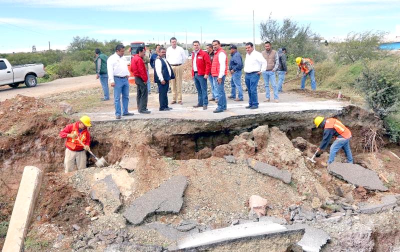 El gobernador supervisó el arranque de los trabajos de reconstrucción del puente a Santa Mónica, dañado por las lluvias ■ foto: la jornada zacatecas