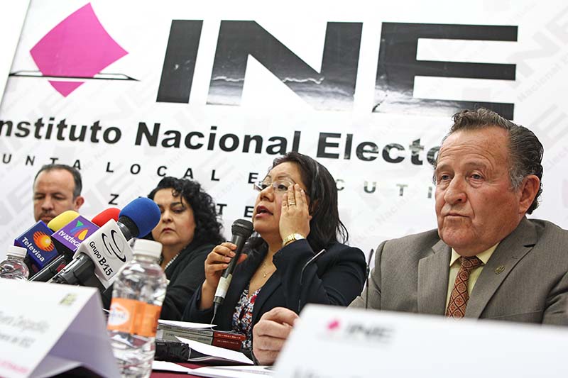 La delegada del INE, María del Refugio García, en uso de la voz, y Virgilio Rivera, presidente del IEEZ (derecha) ofrecieron una conferencia de prensa ■ foto: andrés sánchez