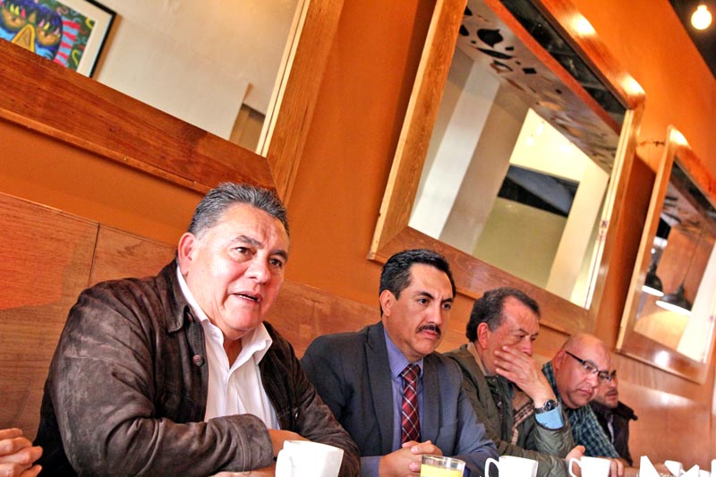 Conferencia de prensa de Camerino Eleazar Márquez Madrid (segundo de izquierda a derecha), secretario de Organización del Comité Ejecutivo Nacional del PRD ■ foto: andrés sánchez