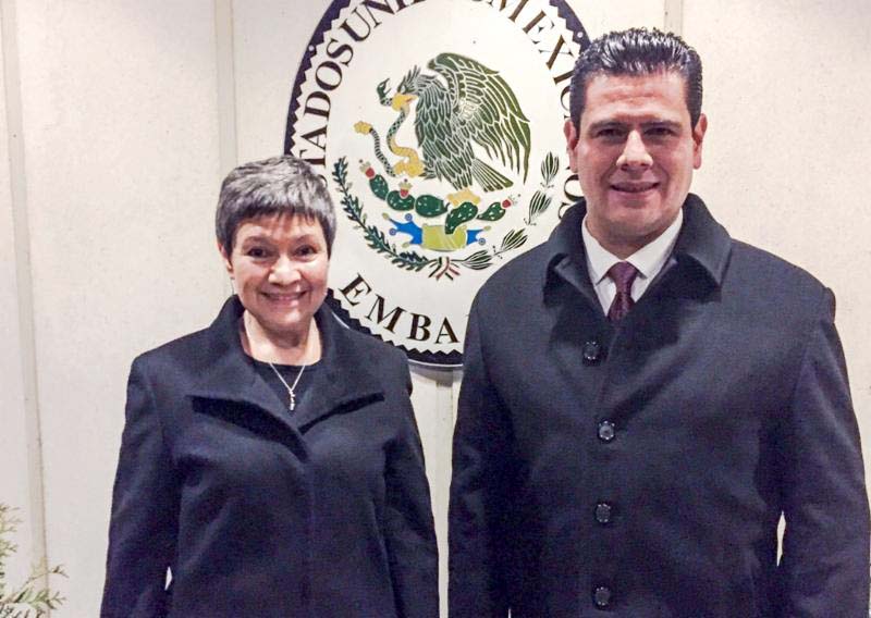 Norma Bertha Pensado Moreno, embajadora de México en Finlandia y el gobernador Miguel Alonso ■ FOTO: LA JORNADA ZACATECAS