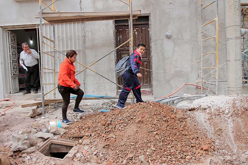 La accesibilidad se ve limitada por los trabajos, ciudadanos se exponen a lesiones o accidentes, exponen vecinos ■ FOTO: ernesto moreno