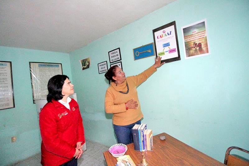 La presidenta honorífica del SEDIF durante el recorrido por el centro ■ foto: la jornada zacatecas