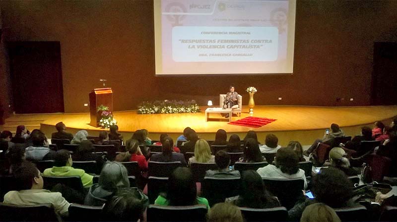 La filósofa de la UNAM impartió la conferencia Respuestas feministas contra la violencia capitalista ■ FOTO: ALMA RÍOS