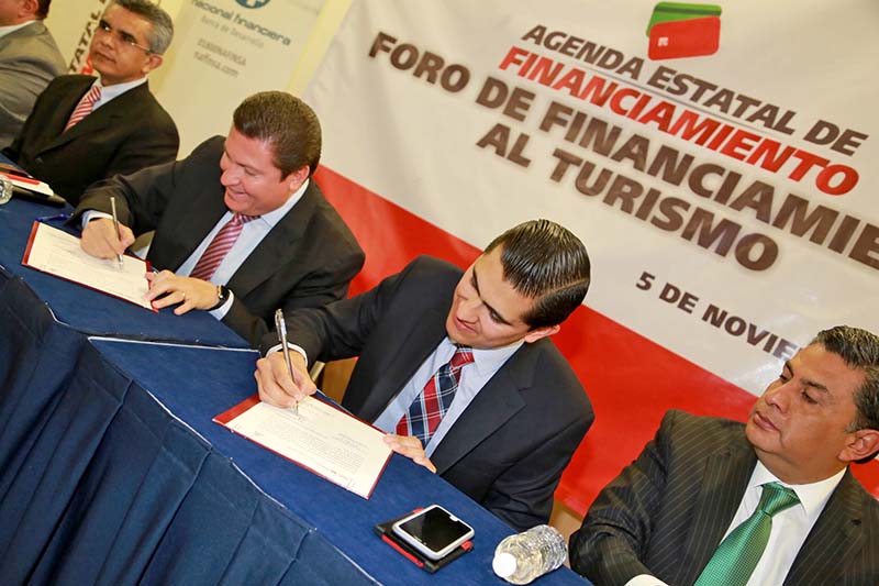 Adolfo Bonilla y Carlos Peña firmaron un convenio a fin de lograr la certificación de los guías de turistas en el municipio ■ FOTO: LA JORNADA ZACATECAS