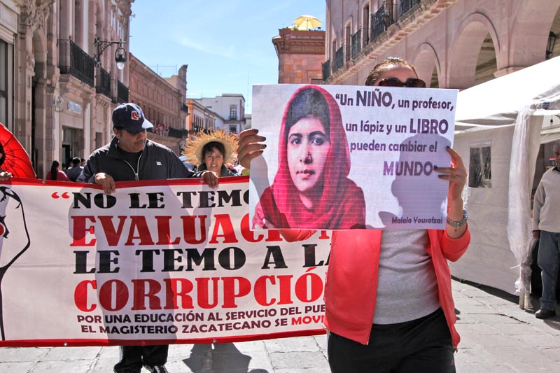 Los docentes se movilizaron en el Centro Histórico de la capital ■ FOTO: ANDRÉS SÁNCHEZ