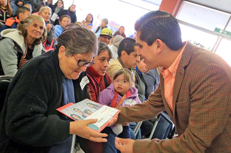 La entrega de apoyos se realizó en la presidencia capitalina ■ foto: la jornada zacatecas
