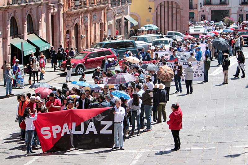 El plazo para que los docentes reciban sus aguinaldos y beneficios económicos vence este jueves. Imagen de archivo de reciente manifestación de los maestros universitarios ■ FOTO: ERNESTO MORENO