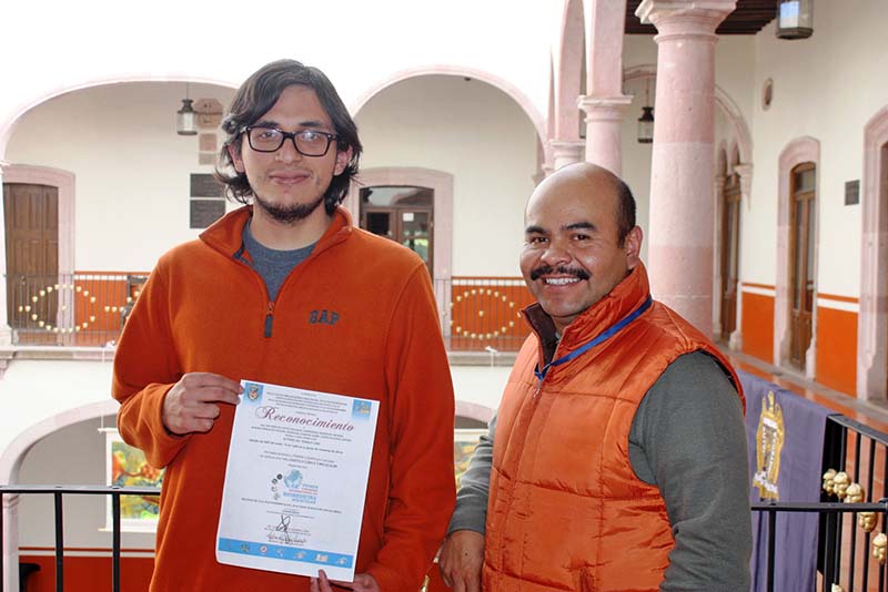 Jorge Eduardo Del Río, alumno que recibió el reconocimiento, será capacitado en varios temas en la Universidad de Guadalajara ■ FOTO: LA JORNADA ZACATECAS