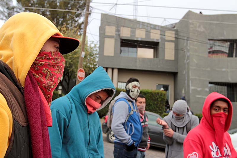 Los alumnos de la Normal Rural se manifestaron recientemente en busca de un entrevista con representantes de gobierno estatal ■ foto: ernesto moreno