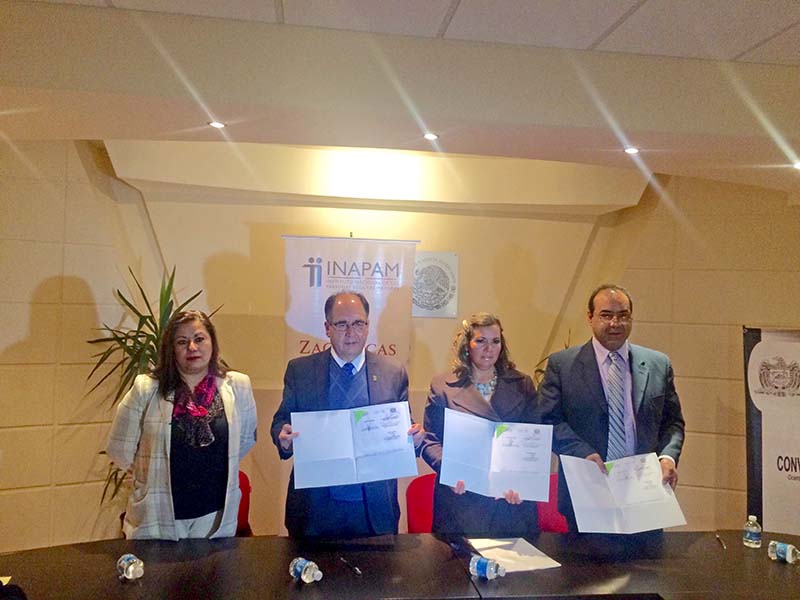 Miguel Rodríguez, secretario académico y Patricia Frausto, delegada de Inapam, firmaron el acuerdo ■ FOTO: rafael de santiago