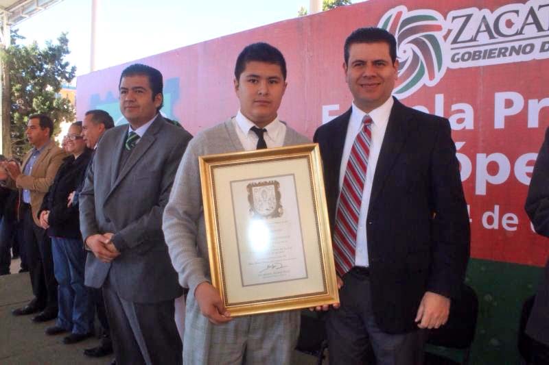 El gobernador Miguel Alonso entregó un reconocimiento a Giovanni Vieyra ■ FOTO: LA JORNADA ZACATECAS