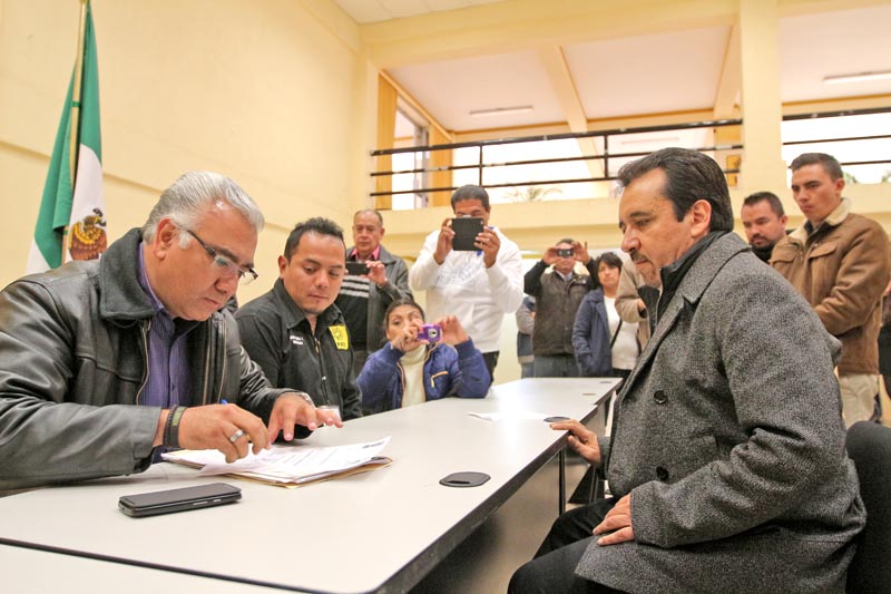 Miguel Torres, aún presidente de Villanueva, entregó la documentación para su registro ■ FOTO: ERNESTO MORENO