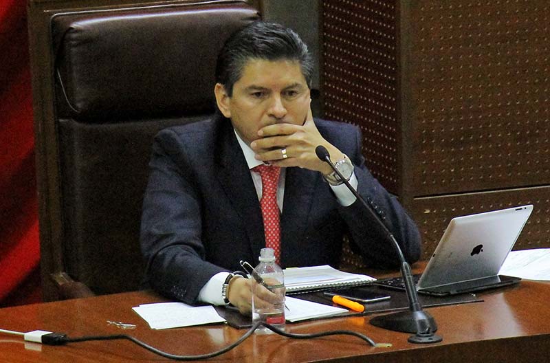 Fernando Soto Acosta, secretario de Finanzas, compareció la noche de este jueves ante la 61 Legislatura ■ foto: ernesto moreno