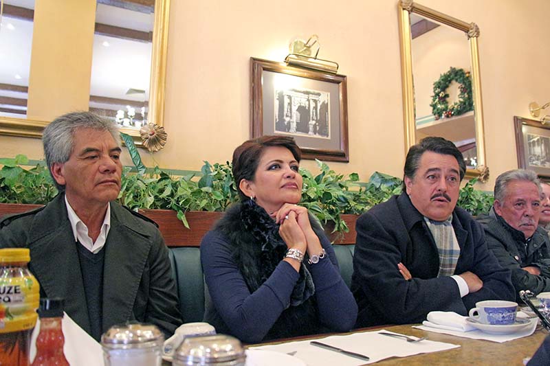 Filomeno Pinedo, Magdalena Núñez Monreal y Alfredo Femat Bañuelos ■ FOTO: ERNESTO MORENO