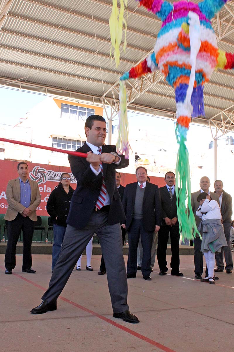 Miguel Alonso, gobernador de Zacatecas, visitó la primaria Adolfo López Mateos en Guadalupe ■ FOTO: rafael de santiago