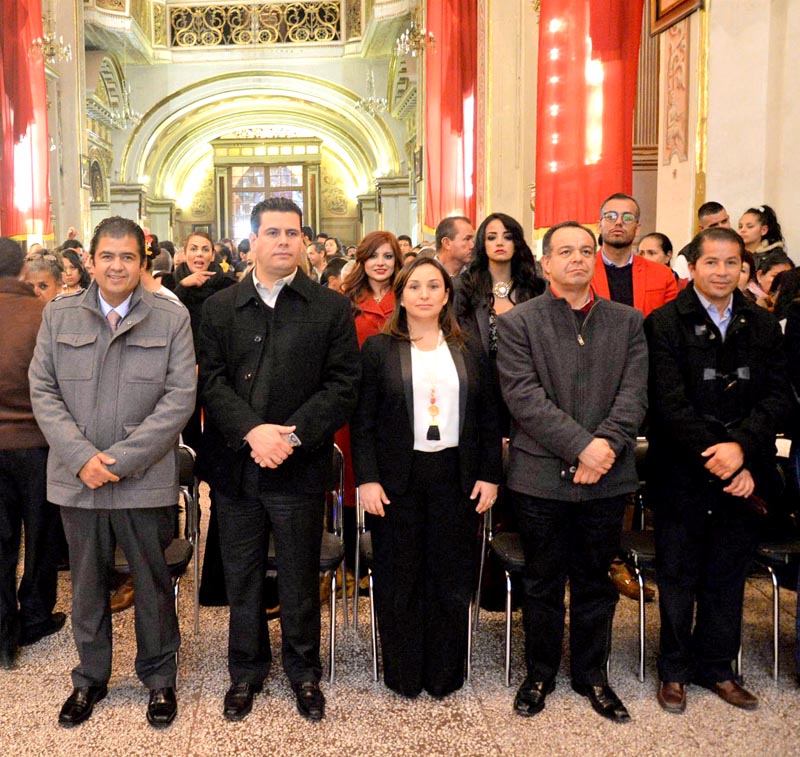 Autoridades civiles y religiosas hicieron acto de presencia en las tradicionales mañanitas a la Virgen de Guadalupe, la noche de este viernes ■ FOTO: LA JORNADA ZACATECAS