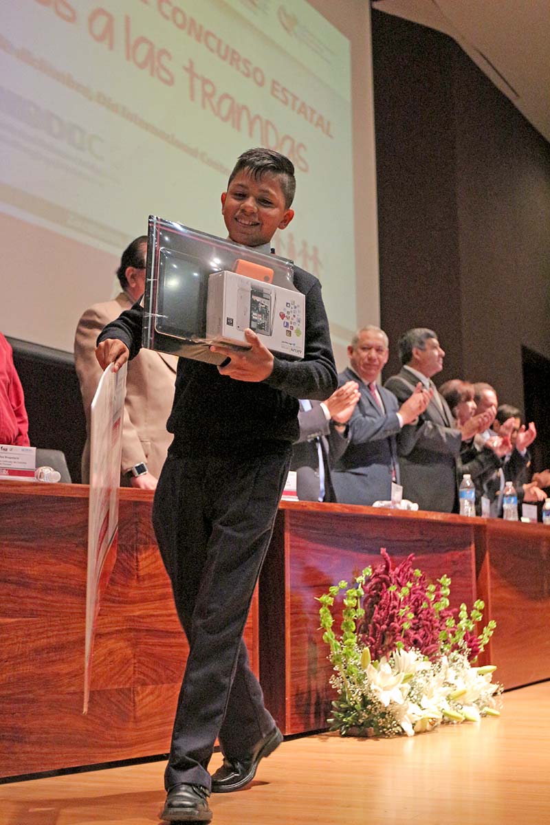 Los ganadores recibieron tabletas electrónicas y premios económicos ■ FOTO: ERNESTO MORENO
