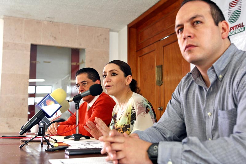 María de Lourdes Martínez Pérez (en uso de la voz), tesorera del ayuntamiento de Zacatecas ■ foto: andrés sánchez