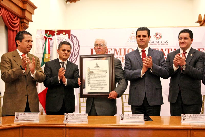 Autoridades estatales entregaron el reconocimiento a Antonio Martínez Díaz, presidente del Banco de Alimentos en Zacatecas ■ foto: andrés sánchez